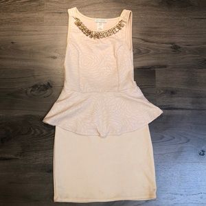 CUTE & CLASSY FORM FITTING DRESS W/ NECKLACE